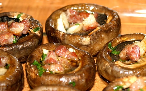 にんにくの香りが食欲をそそるマッシュルームのタパス